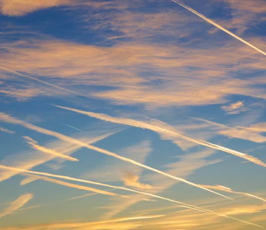 3% dintre zboruri, 80% din efect: dârele de condensare ale avioanelor, noua țintă a luptei pentru climă
